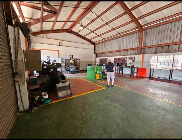 1,100M² WAREHOUSE TO LET IN APEX